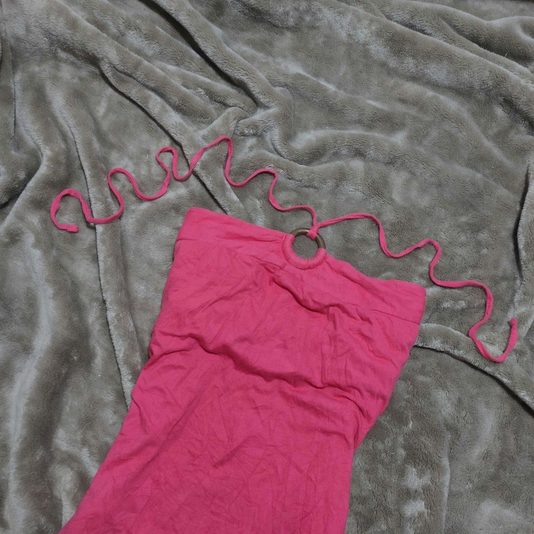 Y2k Pink Gap Halter Top (Category: Sleeveless) located in Manila. Submitted by theactualized (Listing ID 1463368178, Image 2). Description: .