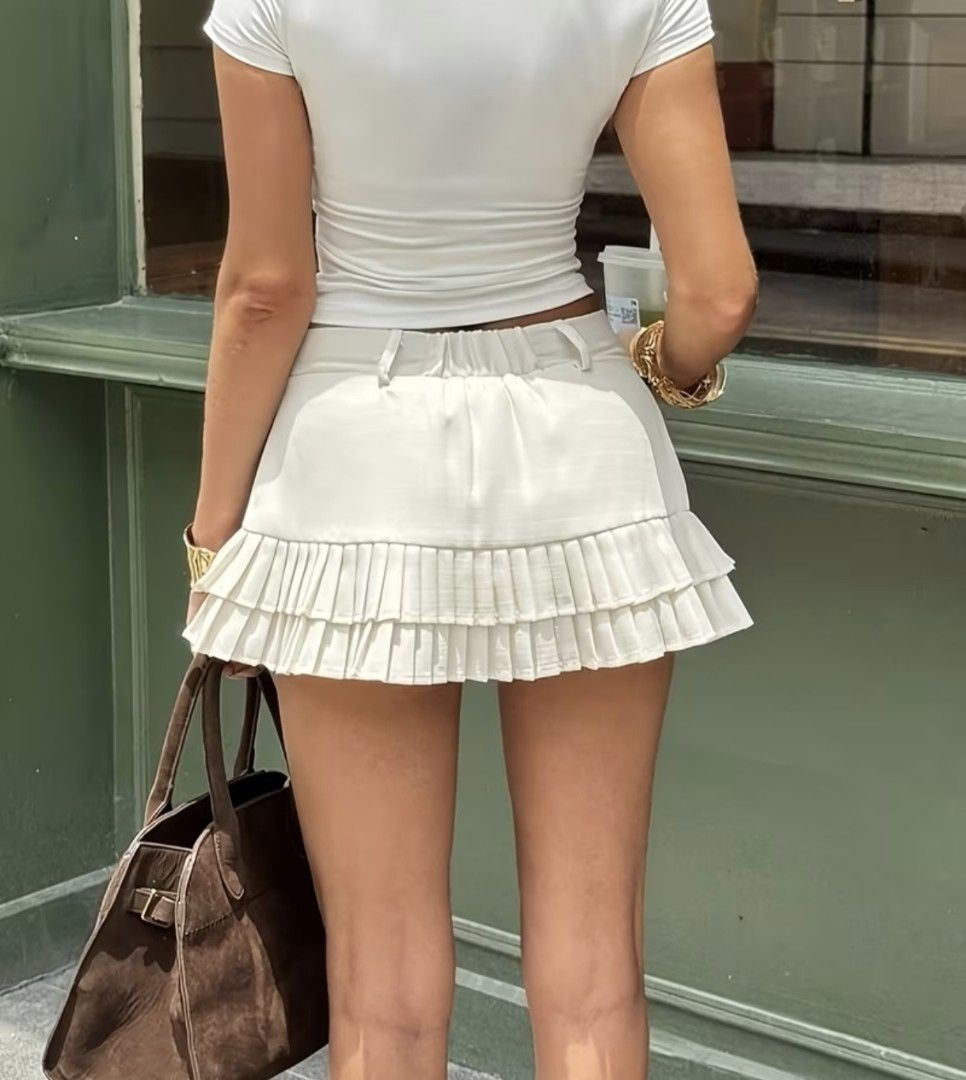 Y2k skirt (Category: Skirts) located in Manila. Submitted by chunlimuffin_0408 (Listing ID 1463476255, Image 2). Description: low waist 28 inches.