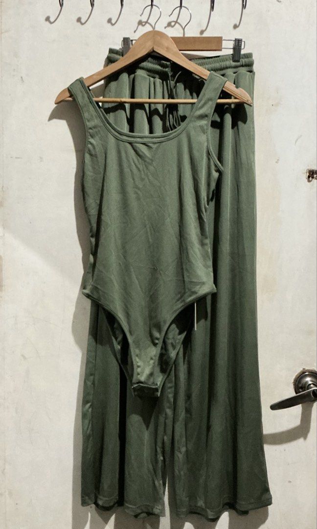 YOZY BODYSUIT AND WIDE LEG PANTS (Category: Sets or Coordinates) located in Dagupan City. Submitted by trendies_collection (Listing ID 1463520214, Image 1). Description: Brand new with pouch and hang tag Medium on tag, Keri sa semi large Na adjust tali ng pants, both side with pockets No issue.