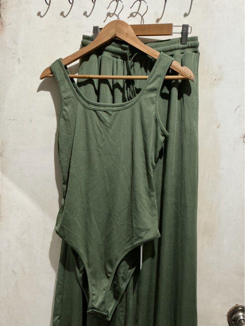 YOZY BODYSUIT AND WIDE LEG PANTS (Category: Sets or Coordinates) located in Dagupan City. Submitted by trendies_collection (Listing ID 1463520214, Image 2). Description: Brand new with pouch and hang tag Medium on tag, Keri sa semi large Na adjust tali ng pants, both side with pockets No issue.