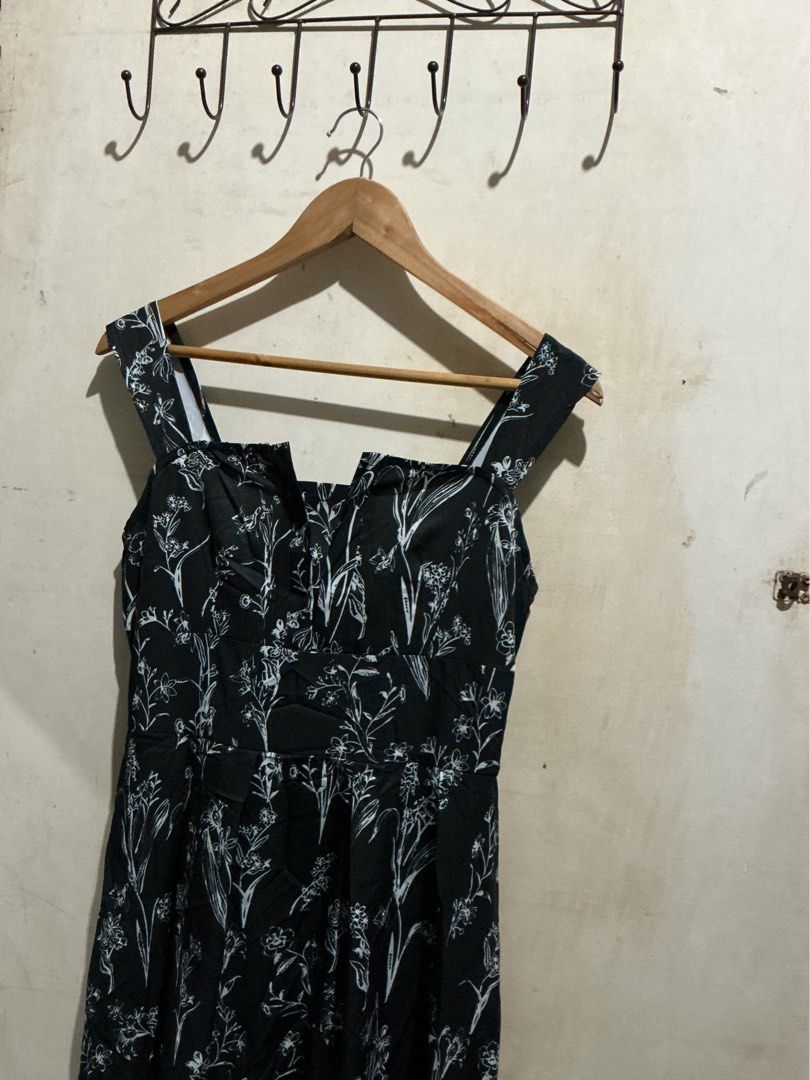 YOZY MAXI FLORAL DRESS (Category: Dresses) located in Dagupan City. Submitted by trendies_collection (Listing ID 1463518899, Image 3). Description: Brand new with pouch and hang tag Medium on tag, kasya up to large Smock likod No issue.