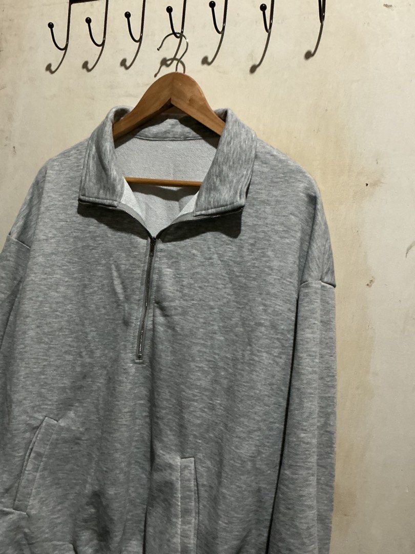 YOZY QUARTER ZIP PULL OVER (Category: Coats, Jackets and Outerwear) located in Dagupan City. Submitted by trendies_collection (Listing ID 1463425797, Image 2). Description: Brand new with pouch, nawawala yung hang tag Large on tag, Keri sa xl No issue.