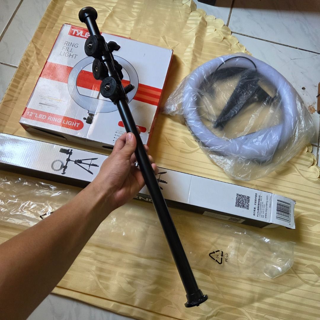 Yunteng Cross Bar & Ring light (Category: Lighting & Studio Equipment) located in Binan City. Submitted by lovestartswdl (Listing ID 1463410031, Image 2). Description: Yunteng Cross Bar - Lightly used, in good condition - With box Ring light - Used but still in good condition - With box, tripod, cp holder 800 for both! Dm for inquiries. Biñan, Laguna.