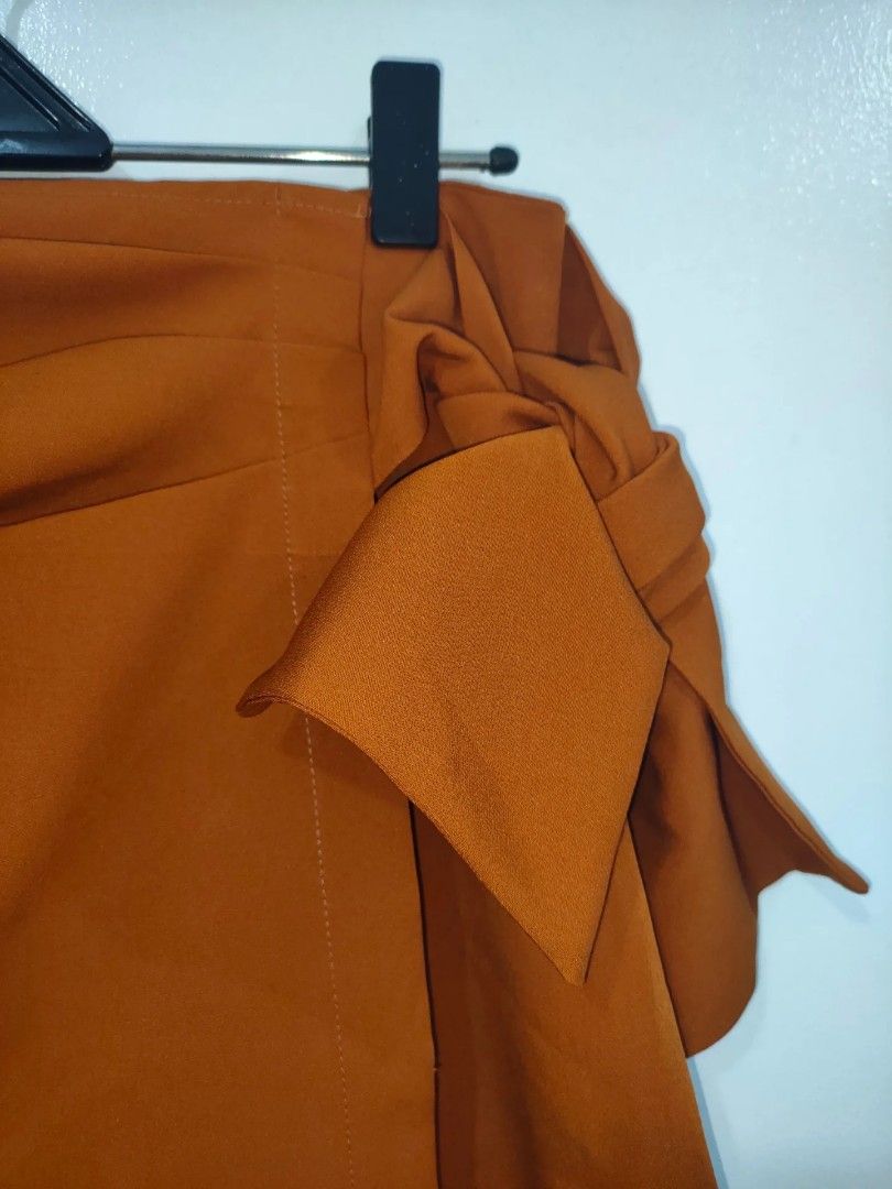 Zalora Burnt Orange Side-Tie Skirt (Category: Skirts) located in Quezon City. Submitted by maxsab (Listing ID 1463494680, Image 2). Description: - Side tie skirt with back zipper - Above the knee length.