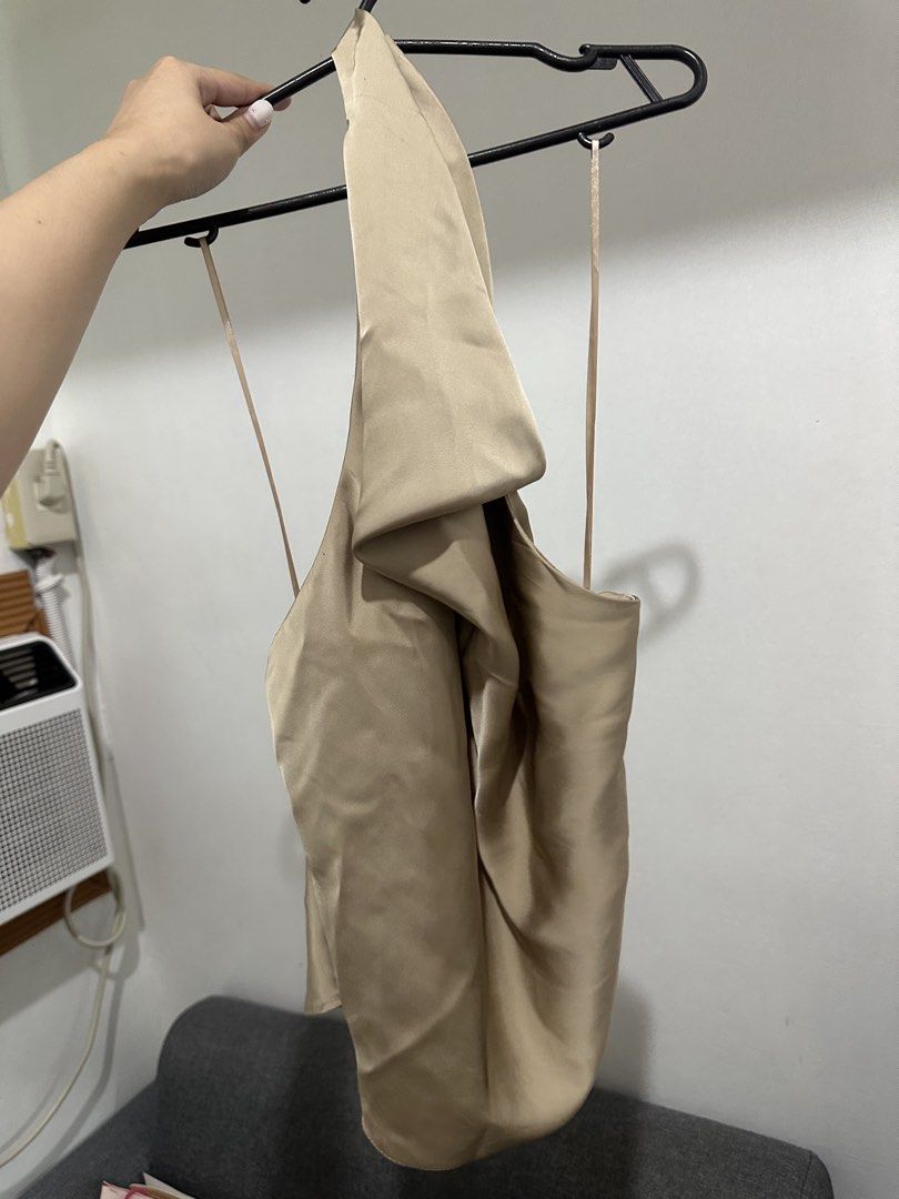 Zara Beige Satin Halter Neck Top (Category: Sleeveless) located in Santa Maria. Submitted by drbianx (Listing ID 1463335938, Image 2). Description: Used once.