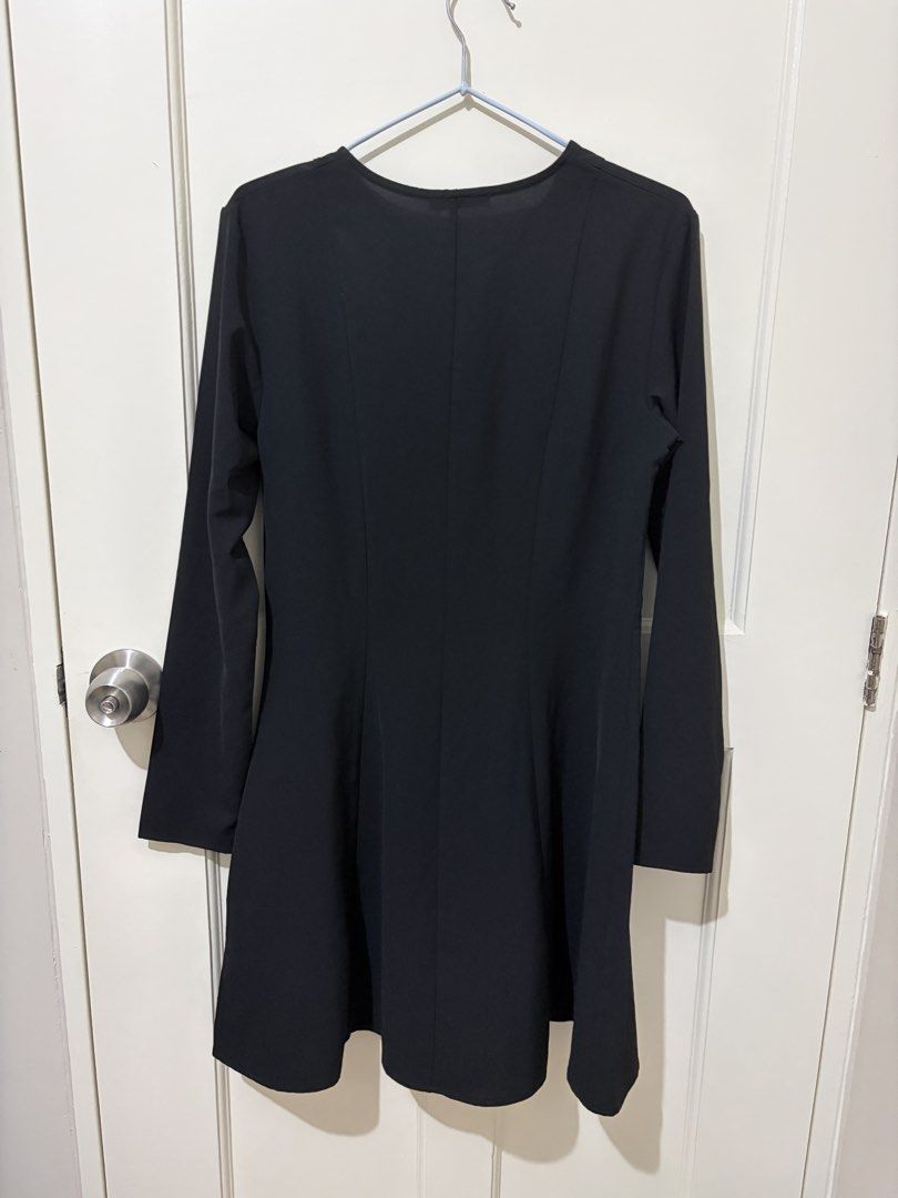 ZARA Black Long Sleeve Mini Dress (Category: Dresses) located in Mandaluyong City. Submitted by prelovedbypaii (Listing ID 1463343733, Image 3). Description: - Zara Black Mini Dress - Size: Medium - Long Sleeves - Classic and Simple Design - brand new with tag 📍Mandaluyong.
