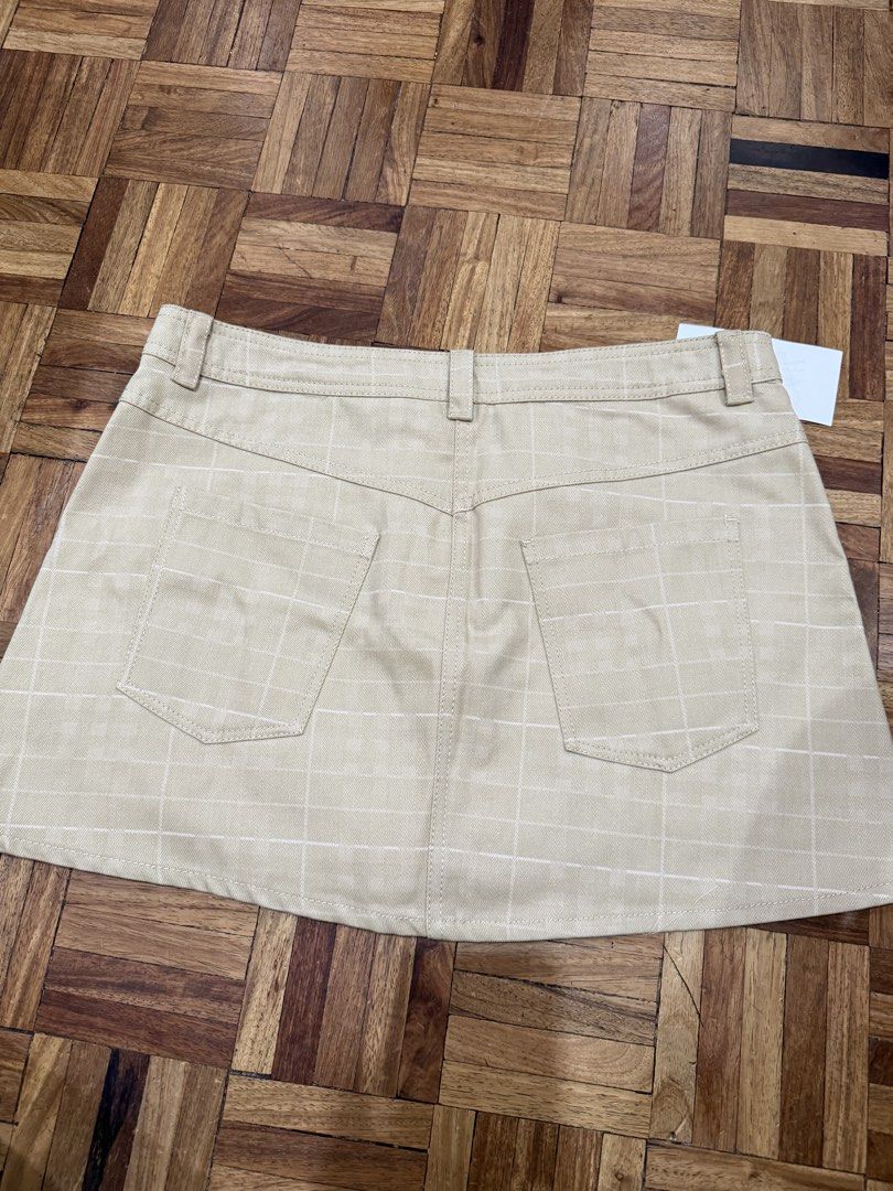 Zara Checkered Skort Beige Size L (Category: Skirts) located in Manila. Submitted by preloved_new_forsale (Listing ID 1463354952, Image 2). Description: - Zara beige checkered mini skort - Size L - Front and back pockets - Button and zip closure - Brand new with tags.