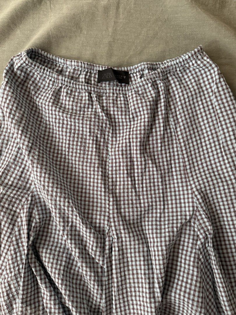 ZARA Gingham Midi Skirt (Category: Skirts) located in Manila. Submitted by tricia_lara (Listing ID 1463363936, Image 3). Description: A-line with elastic waistband & actual colorway is light blue+brown (sorry for the lighting!) used this once only! :) .