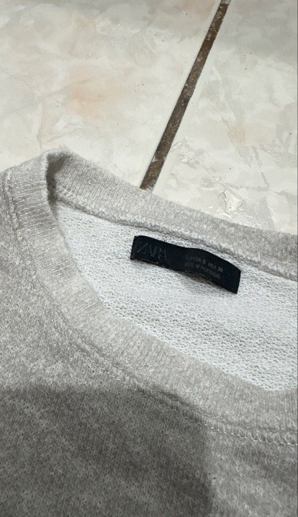 Zara Grey Graphic Print T-Shirt (Category: Tshirts & Polo Shirts ) located in Manila. Submitted by strangeee (Listing ID 1444688573, Image 2). Description: Zara grey t-shirt - only used once Rfs: Not thrifted, personal use. Can do courier or meet-up.