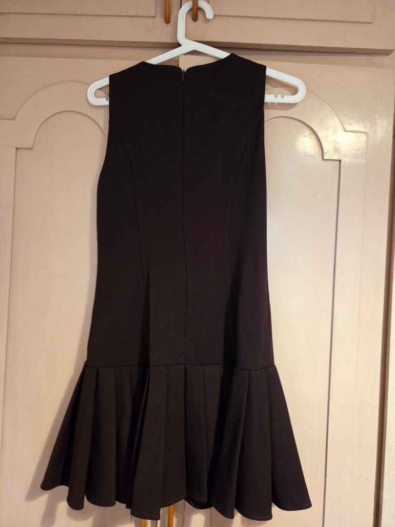 Zara Maroon Mini Dress (Category: Dresses) located in Las Pinas. Submitted by elgeeram (Listing ID 1463421965, Image 2). Description: - Zara dress bought in Japan - Maroon color, can look brown in certain lighting - Worn only twice - Just has one loose thread in the back. can easily cut off - For reference, I'm 165cm in the last pic when worn - RFS: Too small on me, not my style anymore Price is negotiable Delivery to be shouldered by buyer. PM f