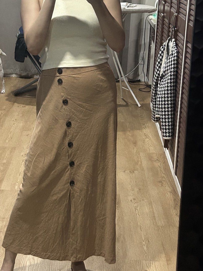 ZARA Maxi Skirt (Category: Skirts) located in Manila. Submitted by zhurimm (Listing ID 1463529732, Image 1). Description: Ships from Pandacan Manila.