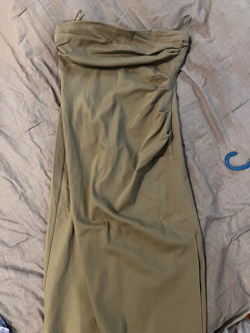 Zara Midi Dress (Category: Dresses) located in Quezon City. Submitted by currentlydeclutterring (Listing ID 1463333333, Image 1). Description: Zara midi dress Fits M-L Too big on me but this is sooo nice! RFS: decluttering .