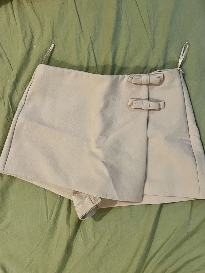 Zara Pink Bow Skort (Category: Shorts) located in Quezon City. Submitted by currentlydeclutterring (Listing ID 1463448365, Image 1). Description: Fits S RFS: closet revamp.
