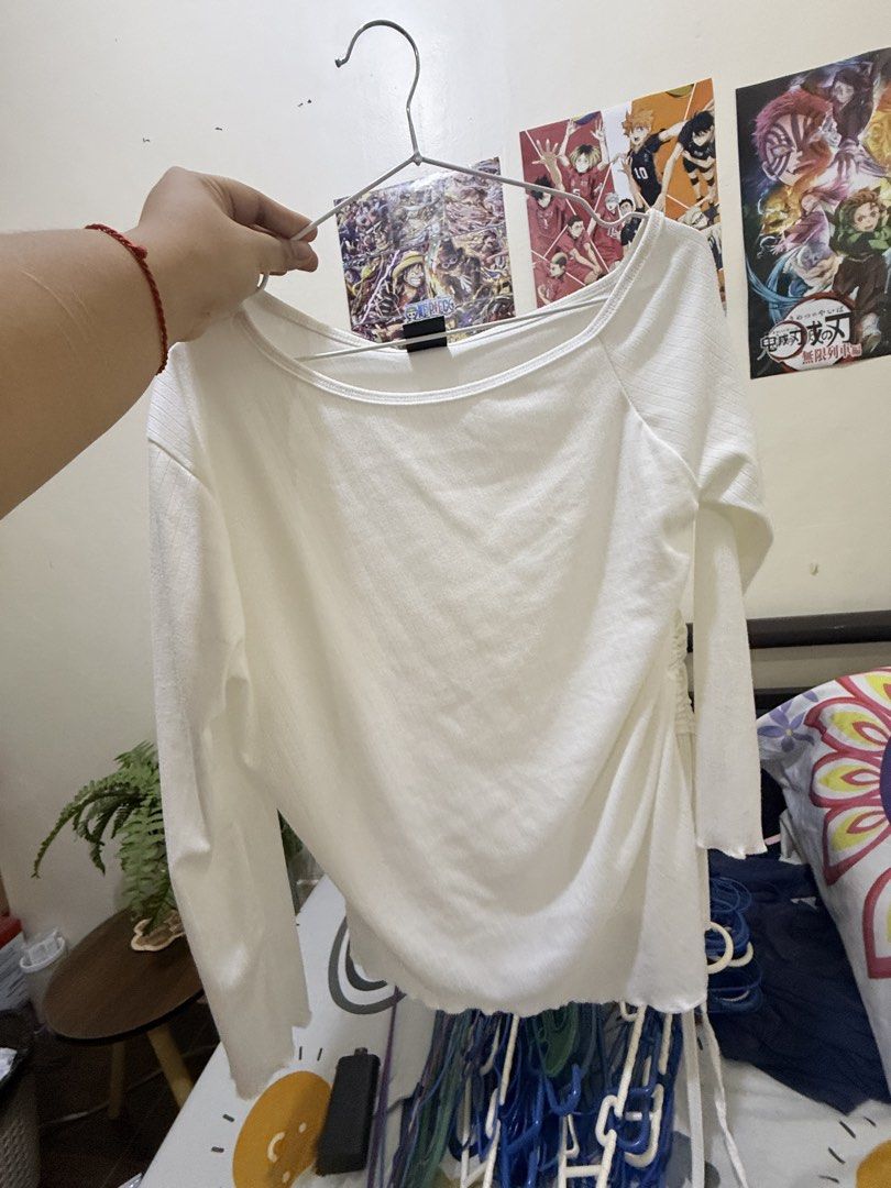 Zara Ribbed Square Neck Crop Tops Bundle (Category: Shirts) located in Manila. Submitted by raini3e (Listing ID 1463342618, Image 1). Description: - Bundle of 5 Zara ribbed crop tops - Includes: 1 white long sleeve, 1 blue, 1 black, 1 grey, 1 red short sleeve - Features flattering square or scoop necklines - Versatile basics for easy mixing and matching with any bottoms - Perfect for everyday wear price starts at 250 take all = 1000.