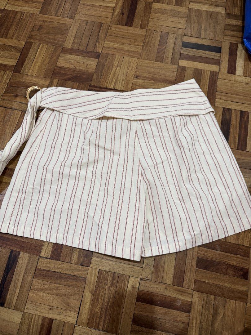 Zara Striped Belted Shorts Size M, L (Category: Shorts) located in Manila. Submitted by preloved_new_forsale (Listing ID 1463354745, Image 2). Description: - Cream shorts with chic red pinstripes - High-waisted design for a flattering fit - Elegant pleated front detail - Includes a stylish belt with a gold buckle - Size: Large (L) - Condition: Brand new, never worn, with tags still attached Avail size: M and L.