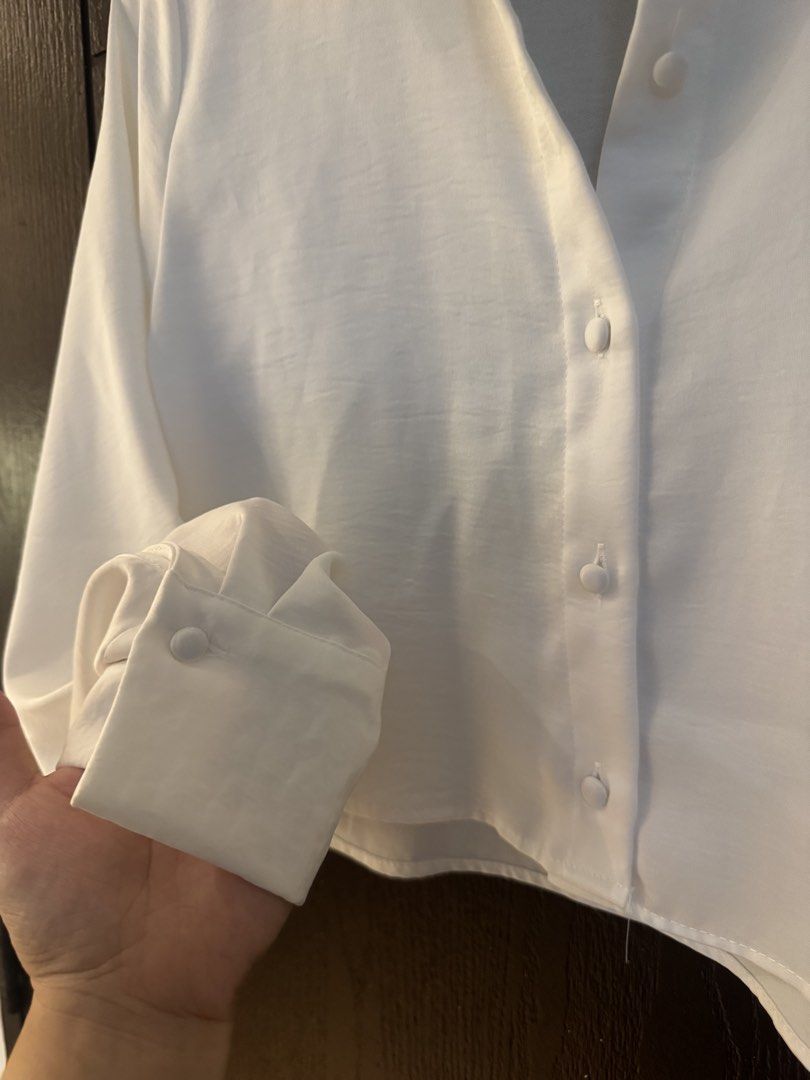 Zara White Cropped Button-Up Shirt (Category: Shirts) located in Paranaque City. Submitted by keyrends (Listing ID 1463418798, Image 2). Description: - White cropped shirt from Zara - Long sleeves with button cuffs - Button-up front closure - Estimated size: Medium - Perfect for dressing up or down - Easy to pair with high-waisted bottoms.
