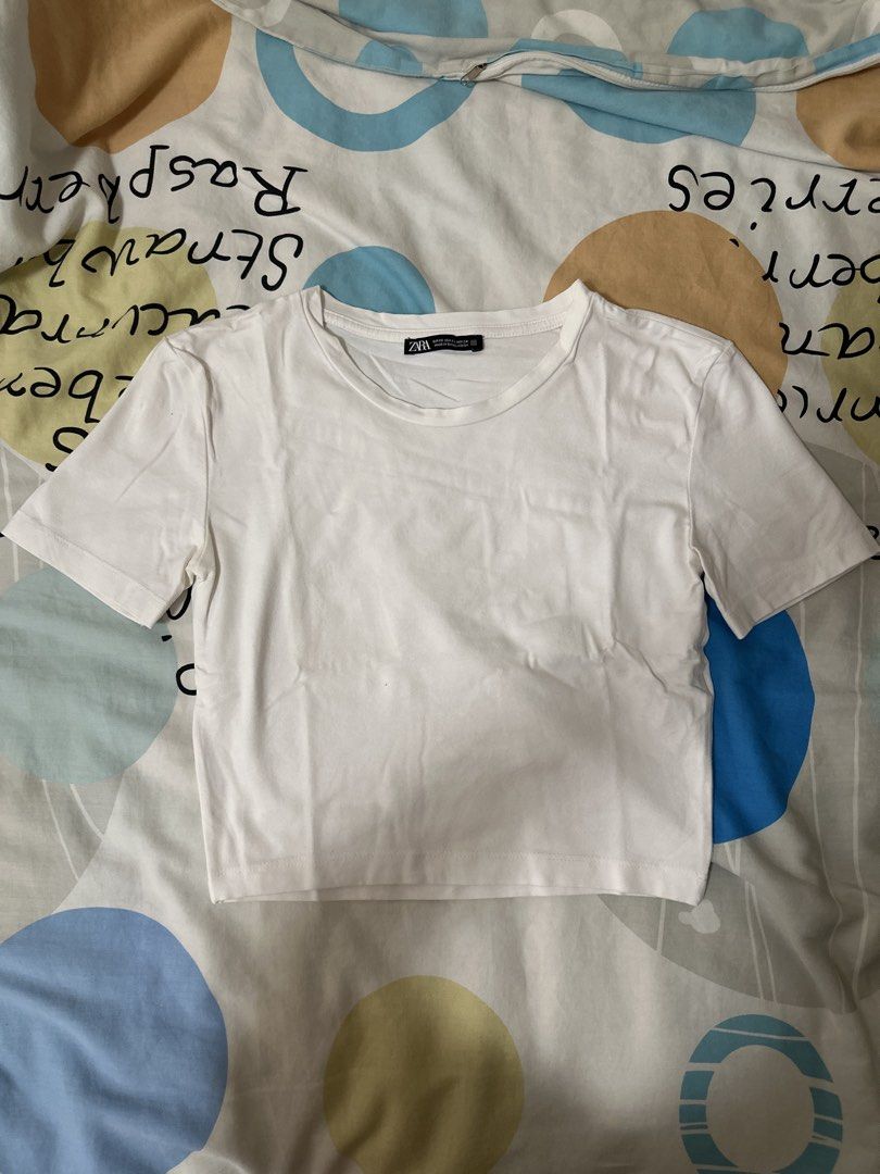 ZARA White Cropped T-Shirt (Category: Shirts) located in Manila. Submitted by joan.here (Listing ID 1463412975, Image 1). Description: Brand: zara Size: xs Condition: with slight yellow stain in underarm area Rfs: decluttering Mop: bank transfer Delivery: grab/ lalamove. Sf shouldered by buyer Loc: tondo manila.