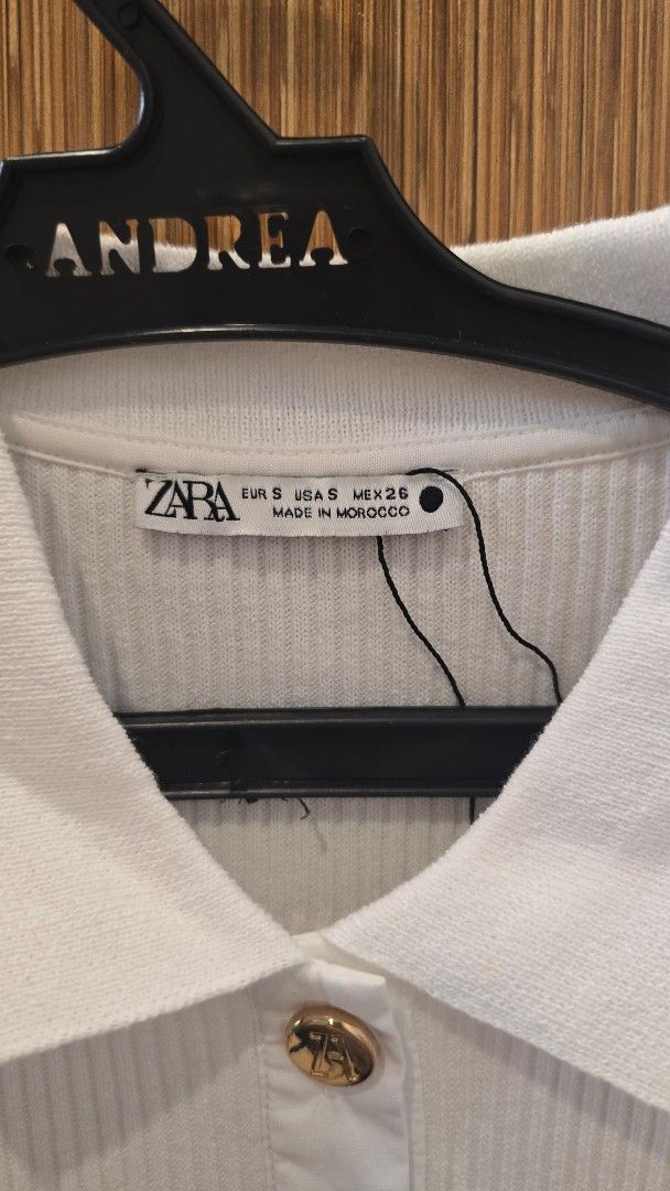 ZARA White Dress (Category: Dresses) located in Cebu City. Submitted by kitty_12345_ (Listing ID 1463387061, Image 2). Description: Brand new pero nawala yung paper tag - White ribbed knit mini dress from ZARA - Long sleeves - Collared neckline - Gold button details down the front - Two front pocket details - Mini length - Perfect for dressing up or down MOP: gcash, mari, maya, gotyme MOD: Lbc Meetup: Parkmall.