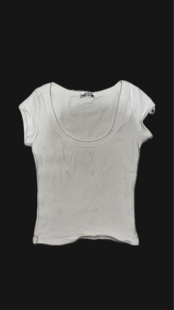 Zara White Ribbed Cropped T-Shirt (Category: Shirts) located in Manila. Submitted by nellafelix1720 (Listing ID 1463473028, Image 1). Description: - Zara white ribbed cropped t-shirt - Short sleeves and scoop neckline - Stretchy material for a comfortable fit - Versatile basic piece, easy to style.