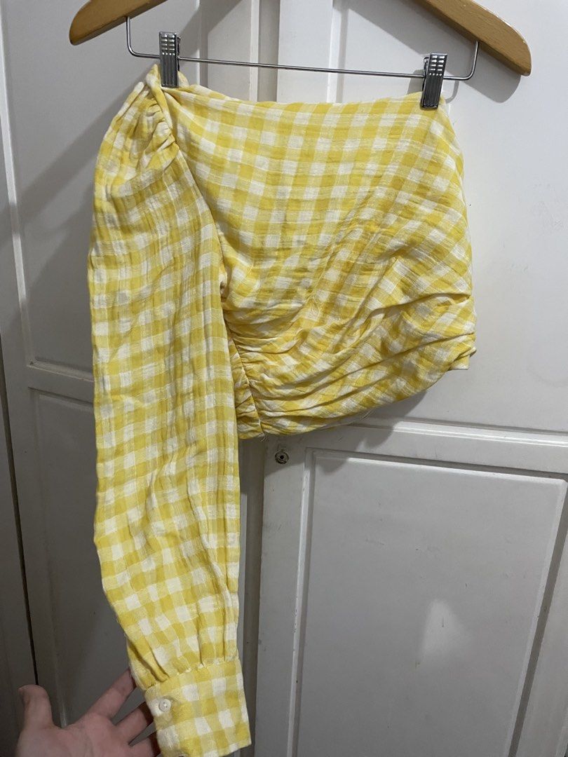 Zara Yellow Gingham Asymmetrical One Shoulder Cropped Top (Category: Sleeveless) located in Cebu City. Submitted by uniquepreloved88 (Listing ID 1463515814, Image 2). Description: - Zara yellow gingham one-shoulder top - Features a long sleeve and ruched side detail - Cropped length, perfect for pairing with jeans or skirts - Size Medium.