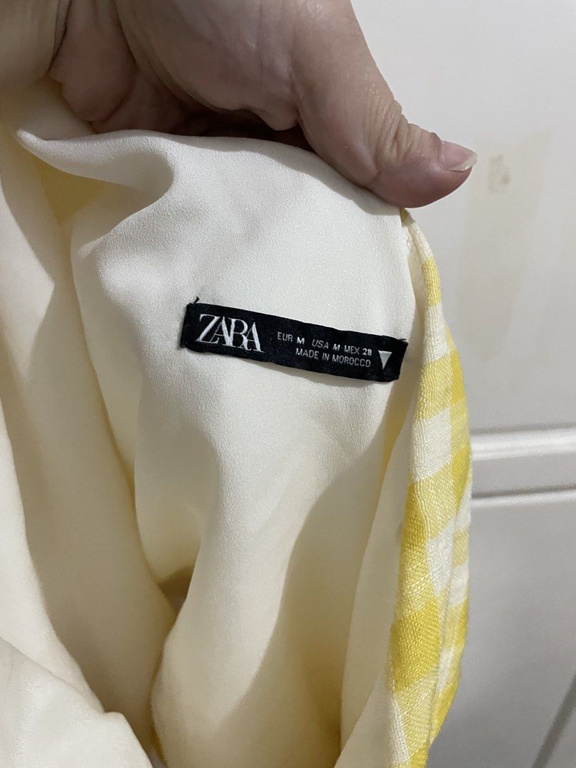 Zara Yellow Gingham Asymmetrical One Shoulder Cropped Top (Category: Sleeveless) located in Cebu City. Submitted by uniquepreloved88 (Listing ID 1463515814, Image 3). Description: - Zara yellow gingham one-shoulder top - Features a long sleeve and ruched side detail - Cropped length, perfect for pairing with jeans or skirts - Size Medium.