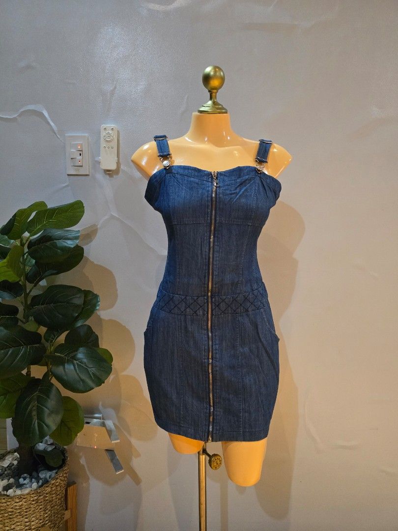 Zipper jumper soft denim dress (Category: Dresses) located in San Marcelino. Submitted by thriftolshoppiness (Listing ID 1463477027, Image 1). Description: S-M garterized bust.