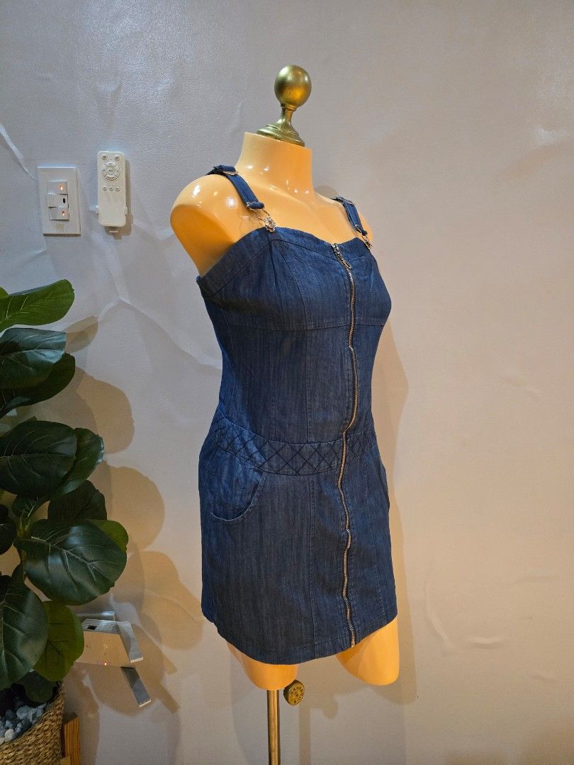 Zipper jumper soft denim dress (Category: Dresses) located in San Marcelino. Submitted by thriftolshoppiness (Listing ID 1463477027, Image 3). Description: S-M garterized bust.