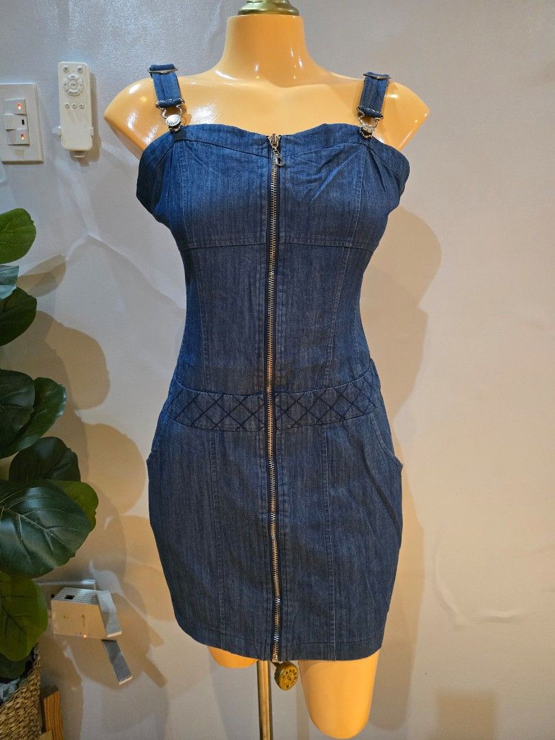 Zipper jumper soft denim dress (Category: Dresses) located in San Marcelino. Submitted by thriftolshoppiness (Listing ID 1463477027, Image 2). Description: S-M garterized bust.