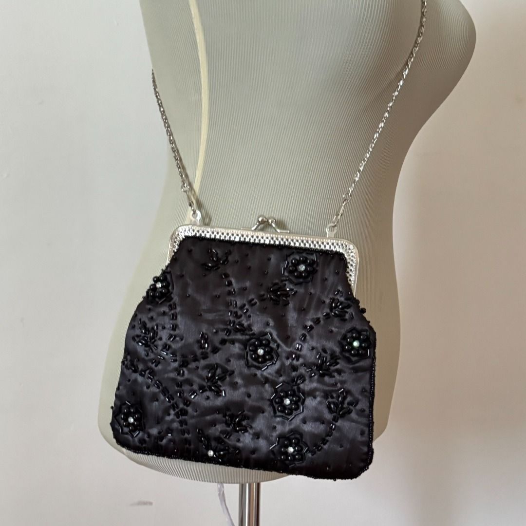 ZOOM beaded clutch bag with chain strap (Category: Clutches) located in Binan City. Submitted by ayameyame (Listing ID 1463549992, Image 2). Description: Black-beaded evening clutch Color: BLACK Condition: LIKE NEW Evening bag/Clutch purse/Cocktail bag Snap-clasp closure Can fit 1 iPhone 15 Promax, card holder, and 1 Lipstick/gloss Price: ₱210 MOP: GCash/BPI MOD: Lalamove/J&T 📍: Biñan, Laguna.