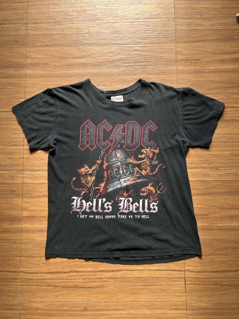 00s ACDC “Hell’s Bells” Tee (Category: Tshirts & Polo Shirts ) located in Davao. Submitted by spilled.bins (Listing ID 1463635544, Image 1). Description: 00s ACDC “Hell’s Bells” Tee Width: 22in Length: 26.5in Large Measurement | Boxy Large Used Fade | Crackprints Good Condition Mine: ₱800 . +shipping fee on top . Model Reference: Height: 5’5 feet Weight: 68kg.