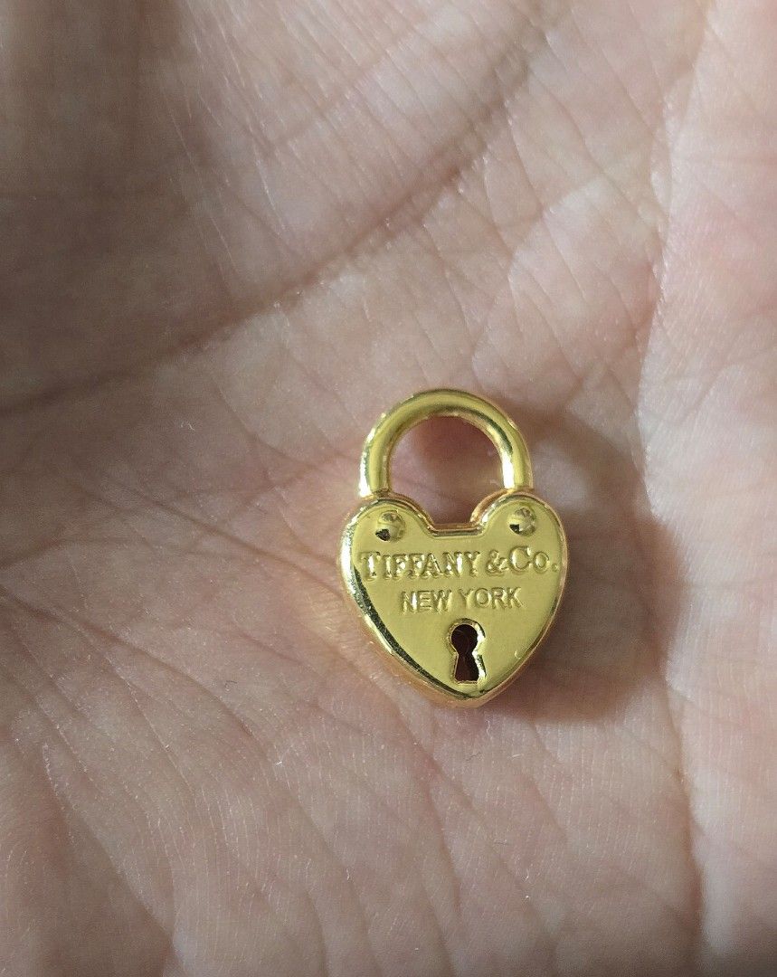 18k gold pawnable heart padlock pendant (Category: Necklaces) located in Bacolod City. Submitted by nikitaanne (Listing ID 1463686314, Image 2). Description: pendant only.