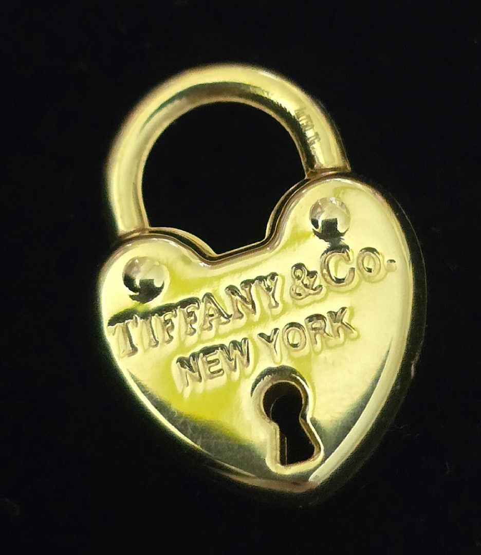 18k gold pawnable heart padlock pendant (Category: Necklaces) located in Bacolod City. Submitted by nikitaanne (Listing ID 1463686314, Image 3). Description: pendant only.
