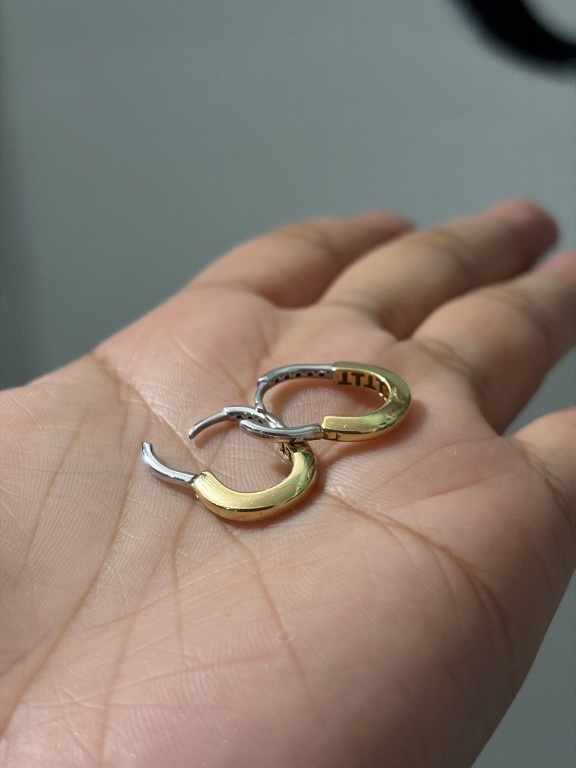 18k saudi gold hoop earrings (Category: Earrings) located in Cagayan de Oro. Submitted by mayger03 (Listing ID 1463684110, Image 1). Description: .