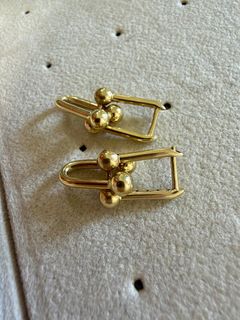 (Category: ) located in . Submitted by abbyutifulcloset (Listing ID 1463568957, Image 1). Description: .