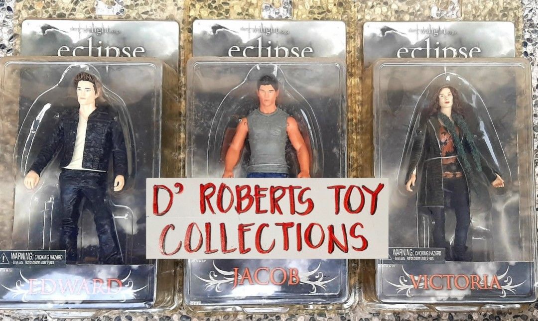 2010 NECA Twilight Eclipse Series 1 Action Figures (Category: Figurines & Statues) located in Liloan. Submitted by angelyneroberts_171329 (Listing ID 1463441565, Image 1). Description: FOR SALE 2010 NECA Twilight Eclipse Series 1 Action Figures DESCRIPTION : - Edward Cullen in his signature dark jacket and white t-shirt. - Jacob Black wearing a grey sleeveless shirt and blue jeans. - Victoria in her dark coat and textured scarf. CONDITION : - 10/