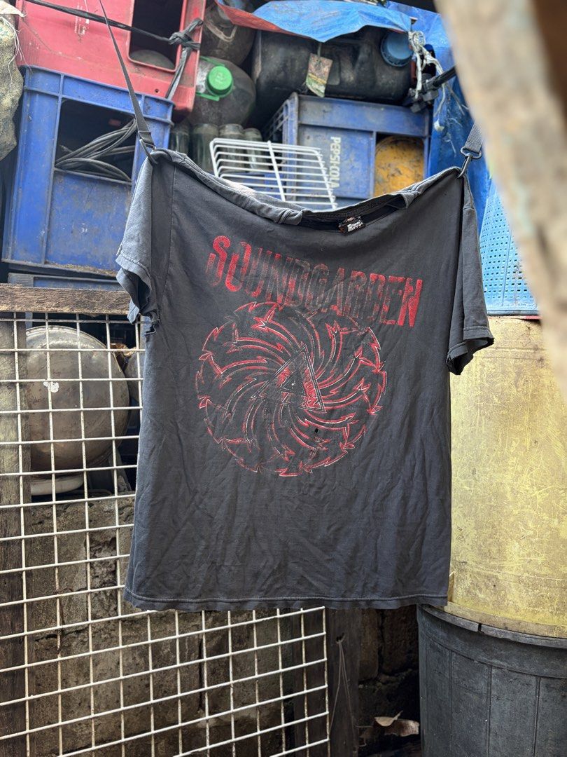 90s Soundgarden Badmotorfinger (Category: Tshirts & Polo Shirts ) located in Leyte. Submitted by to.the.other.side (Listing ID 1463592338, Image 1). Description: Trash 90s Soundgarden Badmotor Finger boot Boxy Large W 22.5 L 29 Slight Trash Condi 20k php obo free shipping in PH .