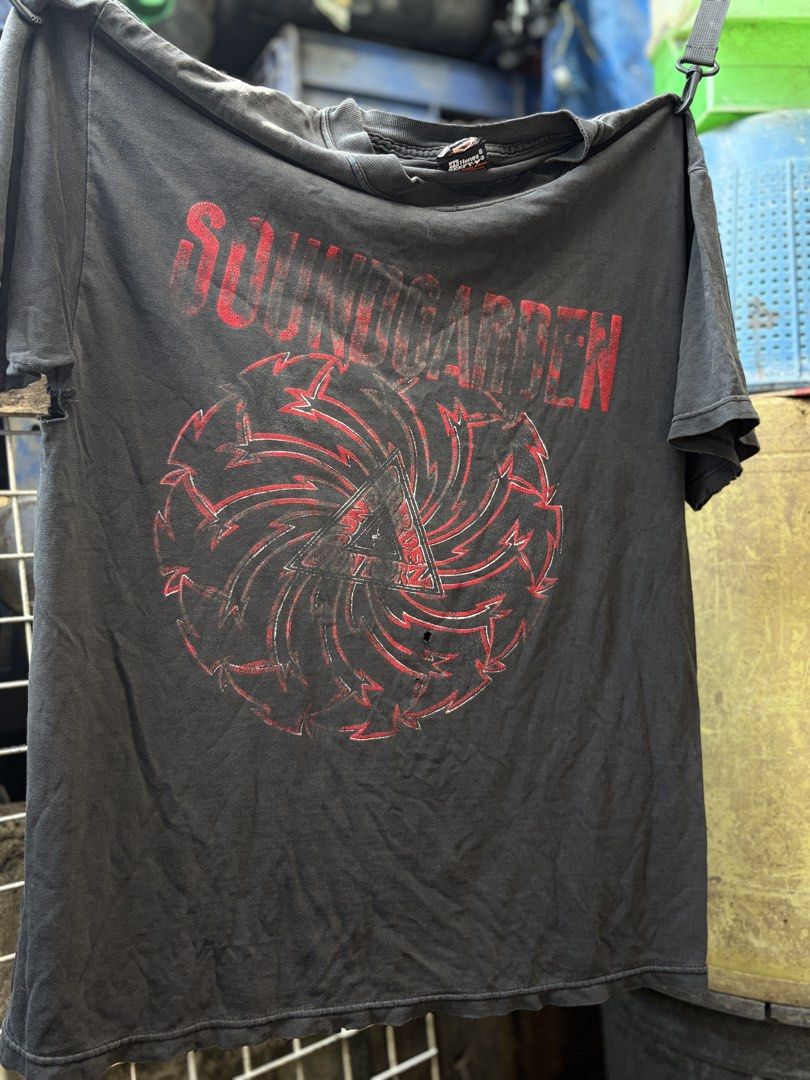 90s Soundgarden Badmotorfinger (Category: Tshirts & Polo Shirts ) located in Leyte. Submitted by to.the.other.side (Listing ID 1463592338, Image 3). Description: Trash 90s Soundgarden Badmotor Finger boot Boxy Large W 22.5 L 29 Slight Trash Condi 20k php obo free shipping in PH .