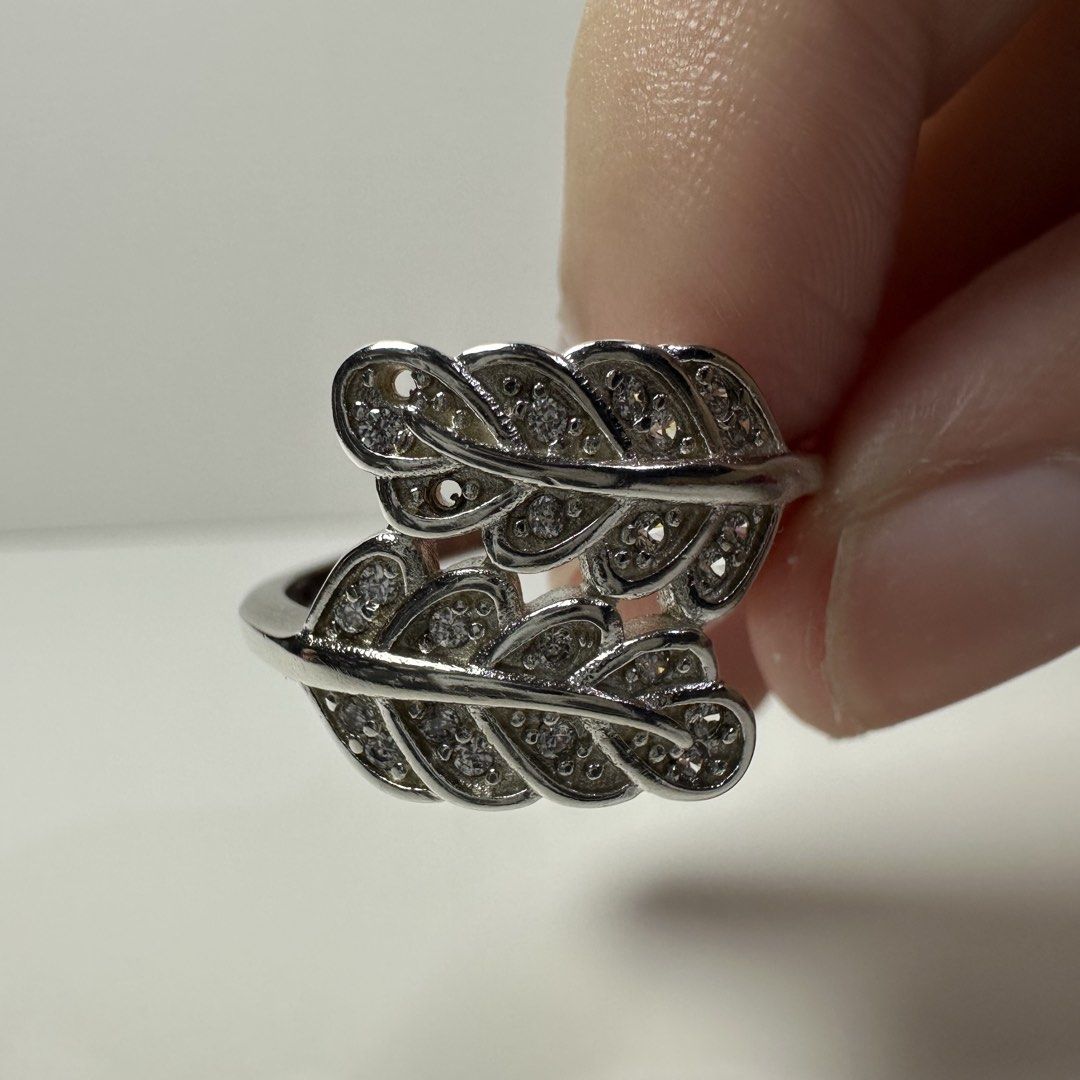 925 italy silver leaves ring 2.9g (Category: Rings) located in Pakil. Submitted by primrosehearts (Listing ID 1463702542, Image 2). Description: authentic 925 italy silver hypoallergenic size: 7 grams: 2.9g.