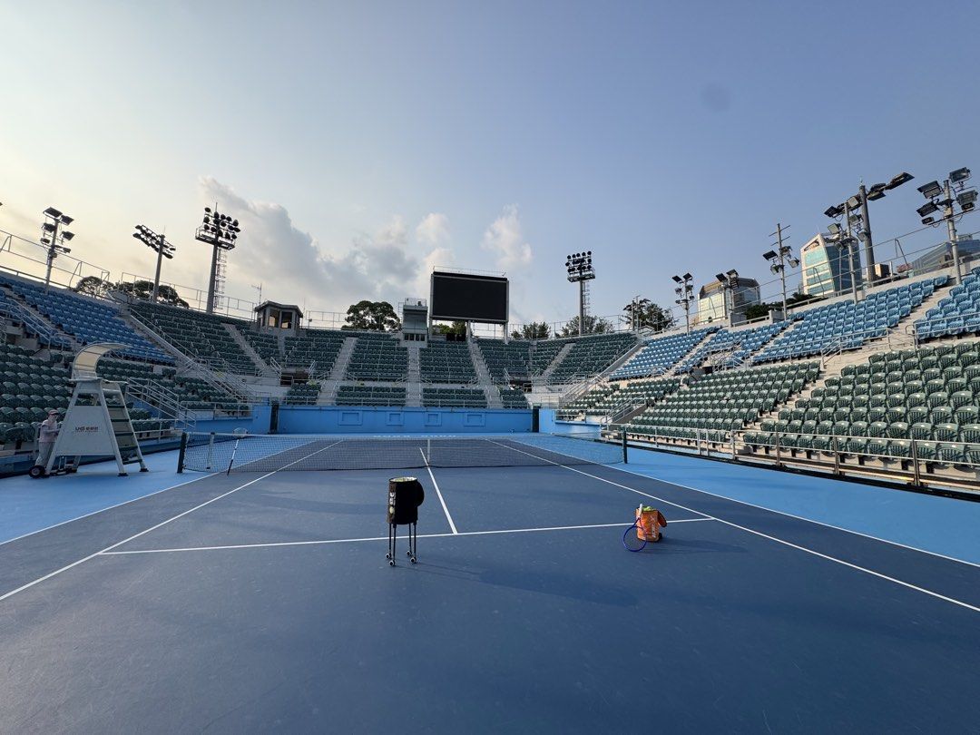 銅鑼灣 日日打 🎾🎾 網球訓練班 （分類：運動與體育 - 球拍和球類運動）位於 Hong Kong。 由 lw_tennis 提交（商品編號 1463572932，圖片 3）。簡介： 銅鑼灣 日日打 🎾🎾／網球訓練班 如果你係遇到以下情況， 我們的訓練班便是你的首選 1. 每次打球，球總是亂飛， 控制唔到 2. 打了一段時間， 也是不能對拉 3. 可以打球， 動作總是醜怪 4. 打球只是向高，發不到力， 容易打飛 5. 永遠只有2.0 、 進步不了、 易受傷 6. 腳步總是慢及浪費體力去打球 7. 可以和教練對拉， 和陌生人拉不了 8. 只𢤦正及反手， 不懂發球 9. 只可對拉， 不懂打比賽 10. 打比賽時， 水平下降嚴重 我們的訓練班， 主要針對正確打球姿勢，防止受傷及循序漸進的進步，掌握打球落點及節奏， 從而達致打網球的快樂 訓練班內容： 1. 教授正反手正確動作，控制打球 方向及落點 （有效改善把網球亂打及不穩定的情況） 2. 打球步法，正確找到擊球點技巧 3. 教授開
