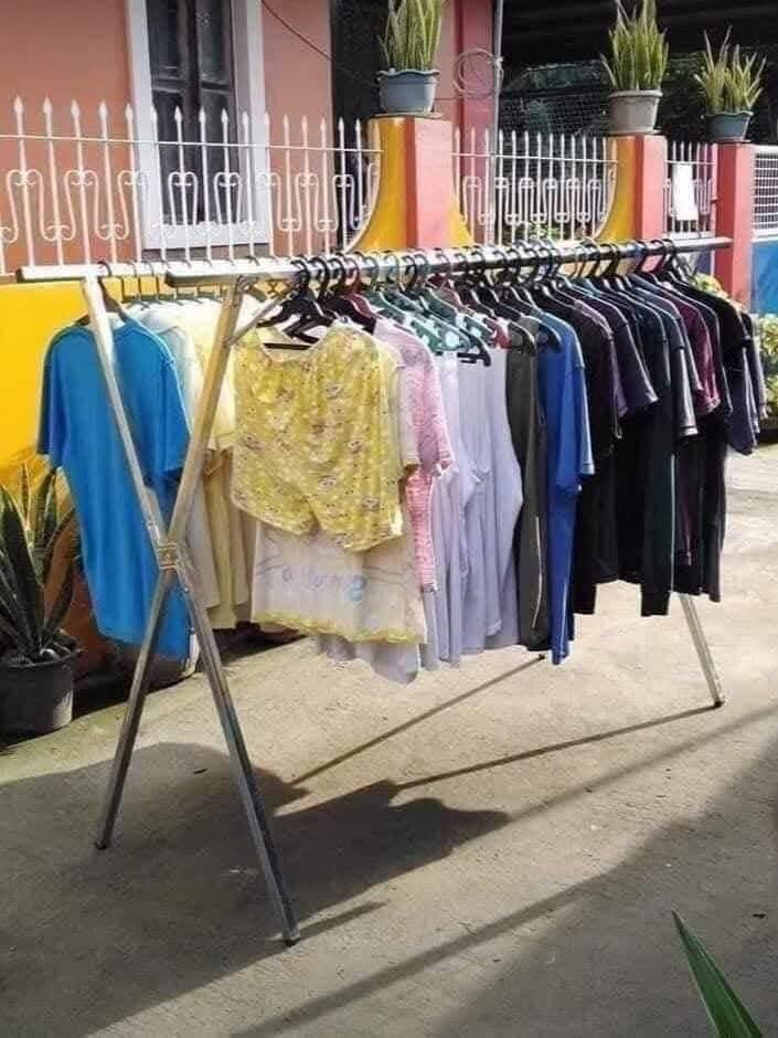 🌟 FOLDABLE & STURDY CLOTHES RACK / SAMPAYAN 🌟 (Category: Clothes Drying Rack) located in Quezon City. Submitted by miriamreyes006 (Listing ID 1463650661, Image 2). Description: 🌟 FOLDABLE & STURDY CLOTHES RACK / SAMPAYAN 🌟 Php 380.00 ONLY 158x160 cm | 70–100kg ✅ 🧺 Features: ✨ Foldable & Easy to Store ✨ para sa maraming damit ✨ Indoor & Outdoor ✨ Hindi basta-basta natutumba kahit malakas ang hangin 💨 Perfect sa 🏢 condo, 🏠 bahay, o negosyo!