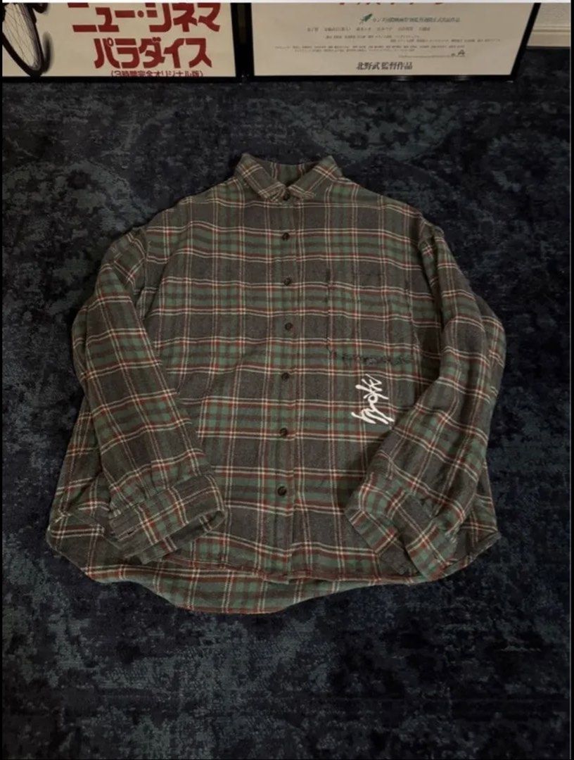 King Gnu 常田大希着用 Hyakki 格仔恤衫 （分類：T-shirt、恤衫、有領衫）位於 Hong Kong。 由 zack123521 提交（商品編號 1463700553，圖片 2）。簡介： hyakki的格紋襯衫。 衣長74公分 胸寬64公分 肩寬56公分 袖長54公分 此為King Gnu / millennium parade的常田大希在演唱會及媒體等場合著用後即刻售罄的「hyakki（ヒャッキ）」法蘭絨格紋襯衫。 作為日常穿著，沒有印刷剝落或破損等情況。 此為現已無法入手的極為稀有的收藏級單品。襯衫背面有醒目的圖案印花，為可雙面穿著設計。。