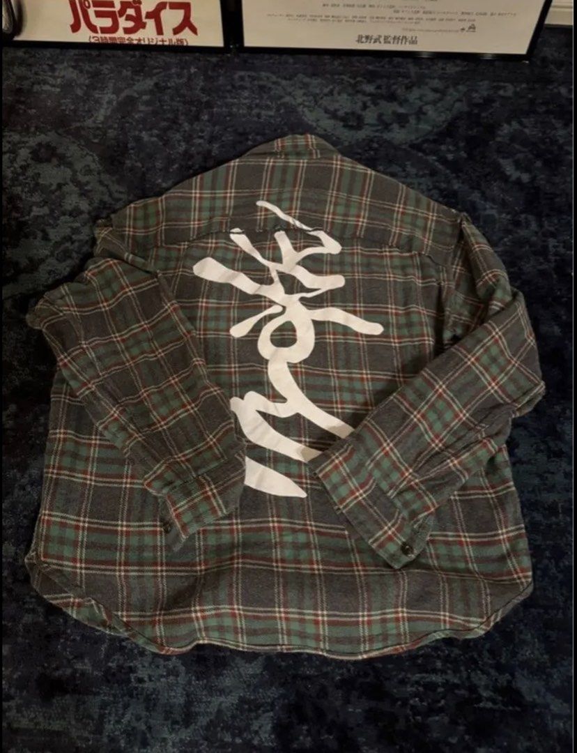 King Gnu 常田大希着用 Hyakki 格仔恤衫 （分類：T-shirt、恤衫、有領衫）位於 Hong Kong。 由 zack123521 提交（商品編號 1463700553，圖片 3）。簡介： hyakki的格紋襯衫。 衣長74公分 胸寬64公分 肩寬56公分 袖長54公分 此為King Gnu / millennium parade的常田大希在演唱會及媒體等場合著用後即刻售罄的「hyakki（ヒャッキ）」法蘭絨格紋襯衫。 作為日常穿著，沒有印刷剝落或破損等情況。 此為現已無法入手的極為稀有的收藏級單品。襯衫背面有醒目的圖案印花，為可雙面穿著設計。。