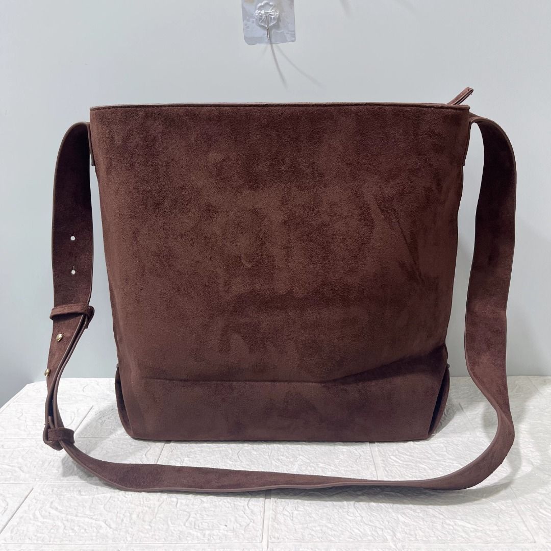 波蘭 MOHITO 深啡色麂皮絨布 單咩袋 （分類：單肩包）位於 Hong Kong。 由 doota_mall 提交（商品編號 1463624210，圖片 1）。簡介： 更多貨品請瀏覽: https://www.carousell.com.hk/u/doota_mall ~ HK$160 包順豐/個 ~ 麂皮絨布製 ~ SIZE 約: 高 32cm X 闊 35cm X 深 15cm ~ Made in China ~ 注意: 清賣貨品難免有不影響使用之小瑕疵 ~ 包快遞郵寄順豐&菜鳥門市/ 便利店/ 智能櫃自取 #BAG。