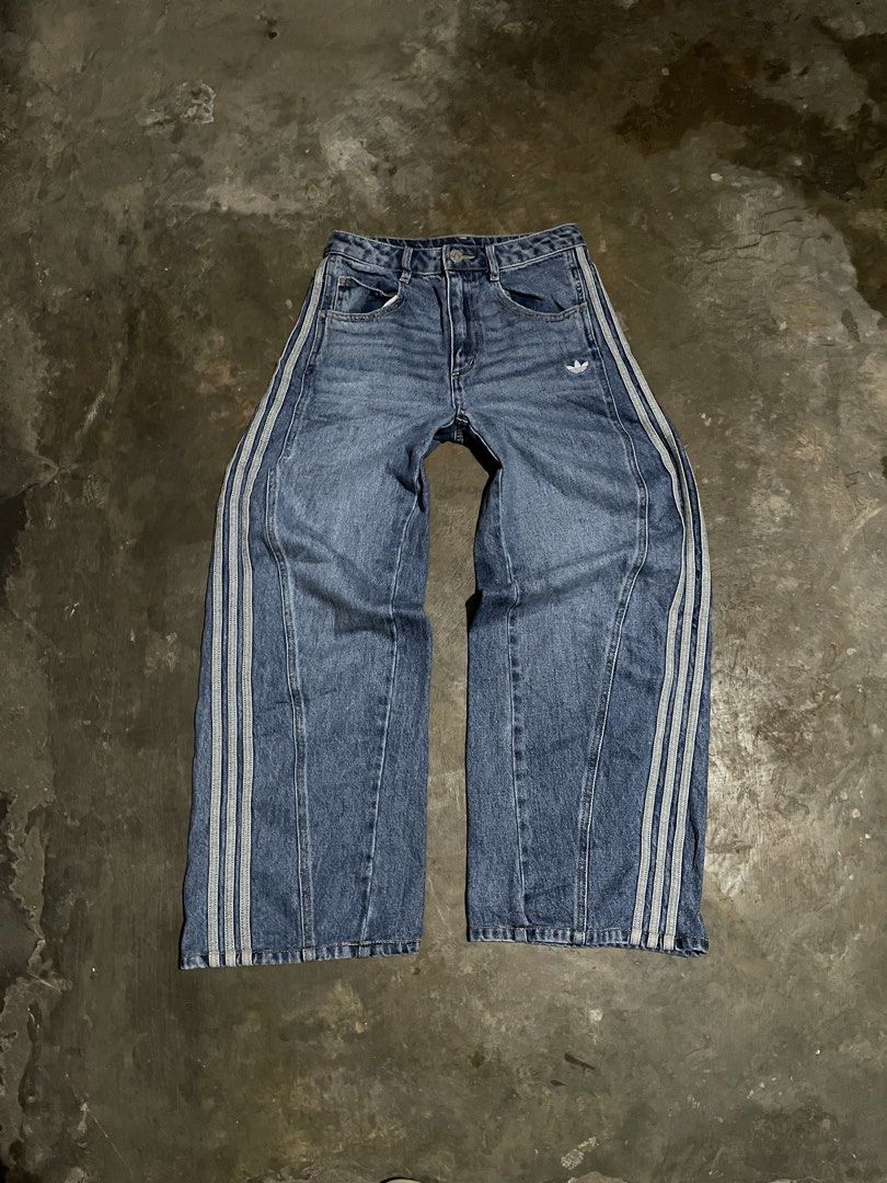 Adidas Barrel Baggy Pants (Category: Jeans) located in Santa Cruz. Submitted by _darskieeezz (Listing ID 1463569073, Image 1). Description: Actual Dimes W 28 L 38 Hem 11.5 Looks Brand New Ganda neto.