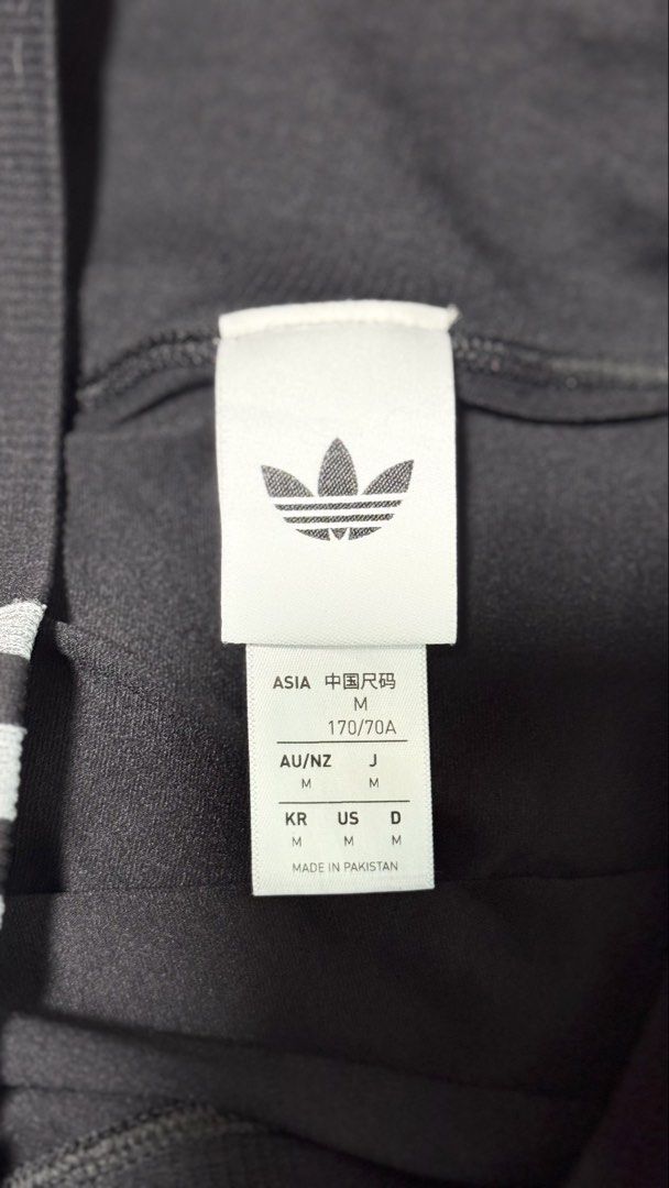 Adidas Essentials 3 Stripes Seamless Shorts (Category: Activewear) located in Pasig City. Submitted by superzeyn (Listing ID 1463627724, Image 3). Description: Essentials 3 Stripes Seamless Shorts 5 inch RFS: too big Used 2x.