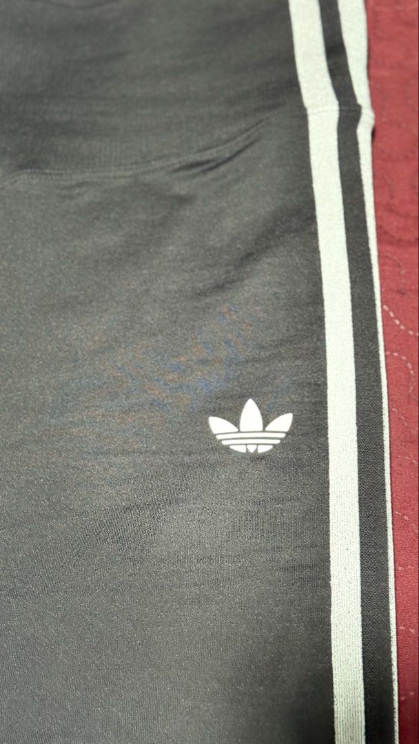 Adidas Essentials 3 Stripes Seamless Shorts (Category: Activewear) located in Pasig City. Submitted by superzeyn (Listing ID 1463627724, Image 2). Description: Essentials 3 Stripes Seamless Shorts 5 inch RFS: too big Used 2x.