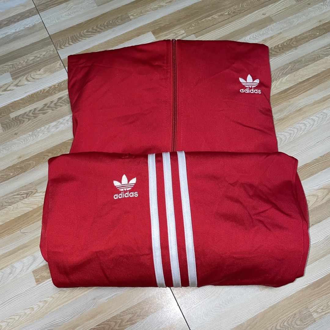 ADIDAS THREE STRIPES OVER ALL (Category: Activewear) located in Cavite. Submitted by miks_thrift (Listing ID 1463615391, Image 3). Description: No issue Good as new Anjan na details Sobrang ganda Pang porma Pants - L Baggy pwede sa xl Jacket - XL Goods na goods.