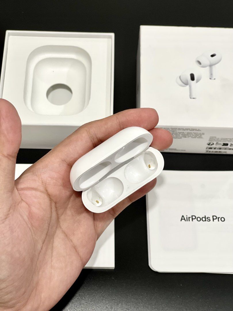 Airpods PRO 2 CHARGING CASE LIGHTNING ONLY (Category: Earphones) located in Manila. Submitted by prelovedbyporttt (Listing ID 1463680402, Image 3). Description: Airpods PRO 2 CHARGING CASE LIGHTNING ONLY 🔗PERSONAL WARRANTY: 1 MONTH (Valid as long as the item hasn’t been dropped or exposed to water) • 100% No hidden defects • 100% Battery health is in great condition • 100% Fully functional • 100% Original item (feel free to check my transaction 