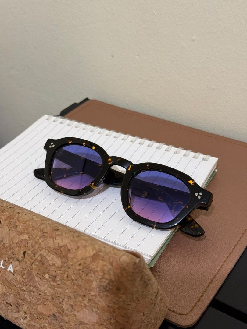 AKILA Sunglasses Tortoiseshell Gradient Lenses (Category: Sunglasses & Eyewear) located in Quezon City. Submitted by ramiph14 (Listing ID 1463632313, Image 3). Description: lp: 5,500 RFS: got a new pair. ***The right lens has a small scratch that is not noticeable to the naked eye and does not affect use. It may or may not be visible in the images and photos. QC loc .