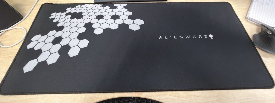 Alienware Hexagonal Pattern Large Gaming Mousepad （分類：電腦滑鼠及相關產品）位於 Hong Kong。 由 tzexoo0000241 提交（商品編號 1463581622，圖片 1）。簡介： Large Alienware mousepad with a cool hexagonal pattern on the left side. Black with white accents. Plenty of space for your mouse and keyboard. Great for gaming or general computer use.。